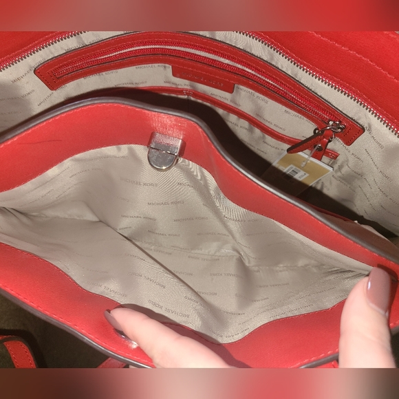 Michael Kors Large ZIP Leather Tote - Picture 5 of 5